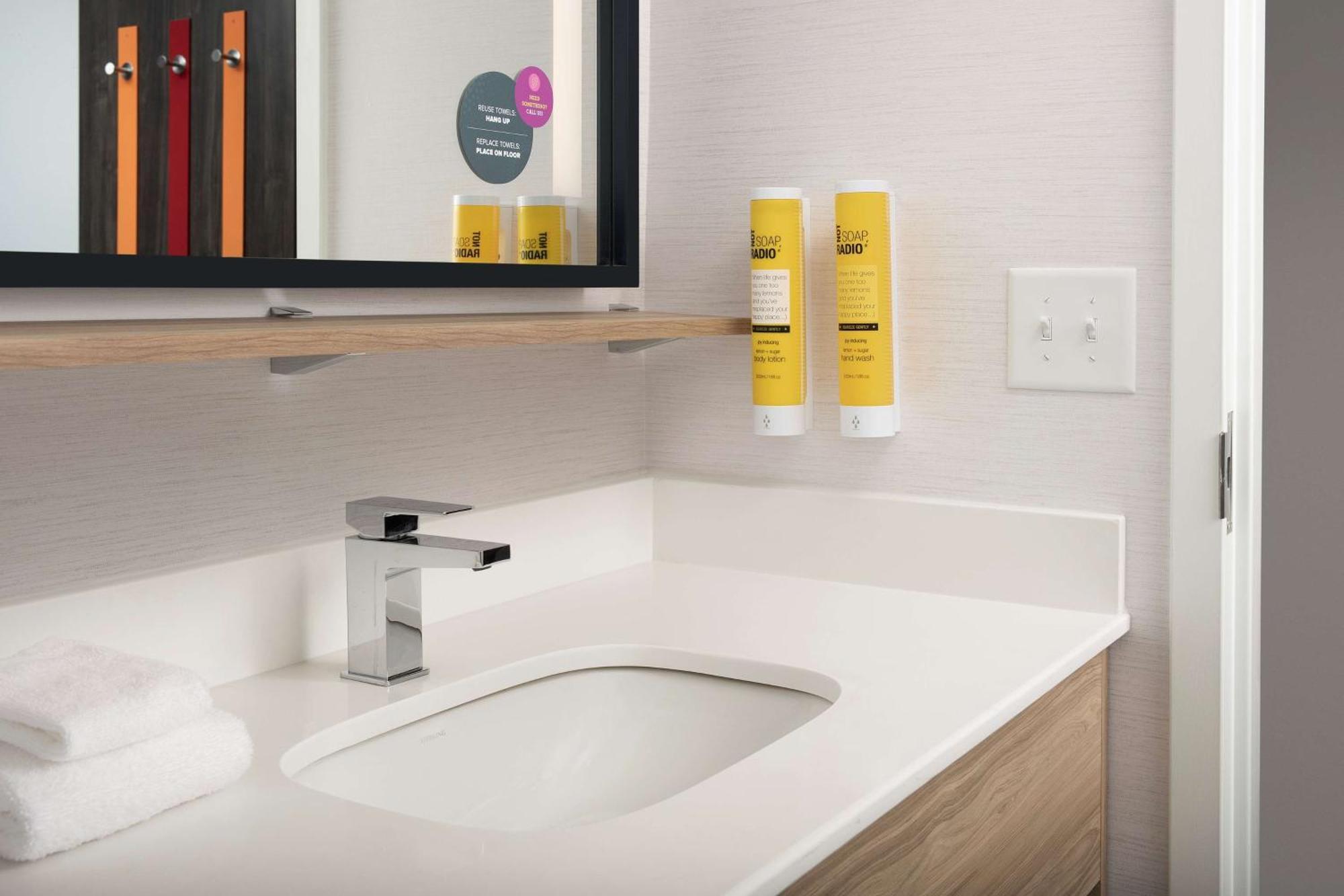Tru By Hilton Charlotte Airport Lake Pointe Exterior photo