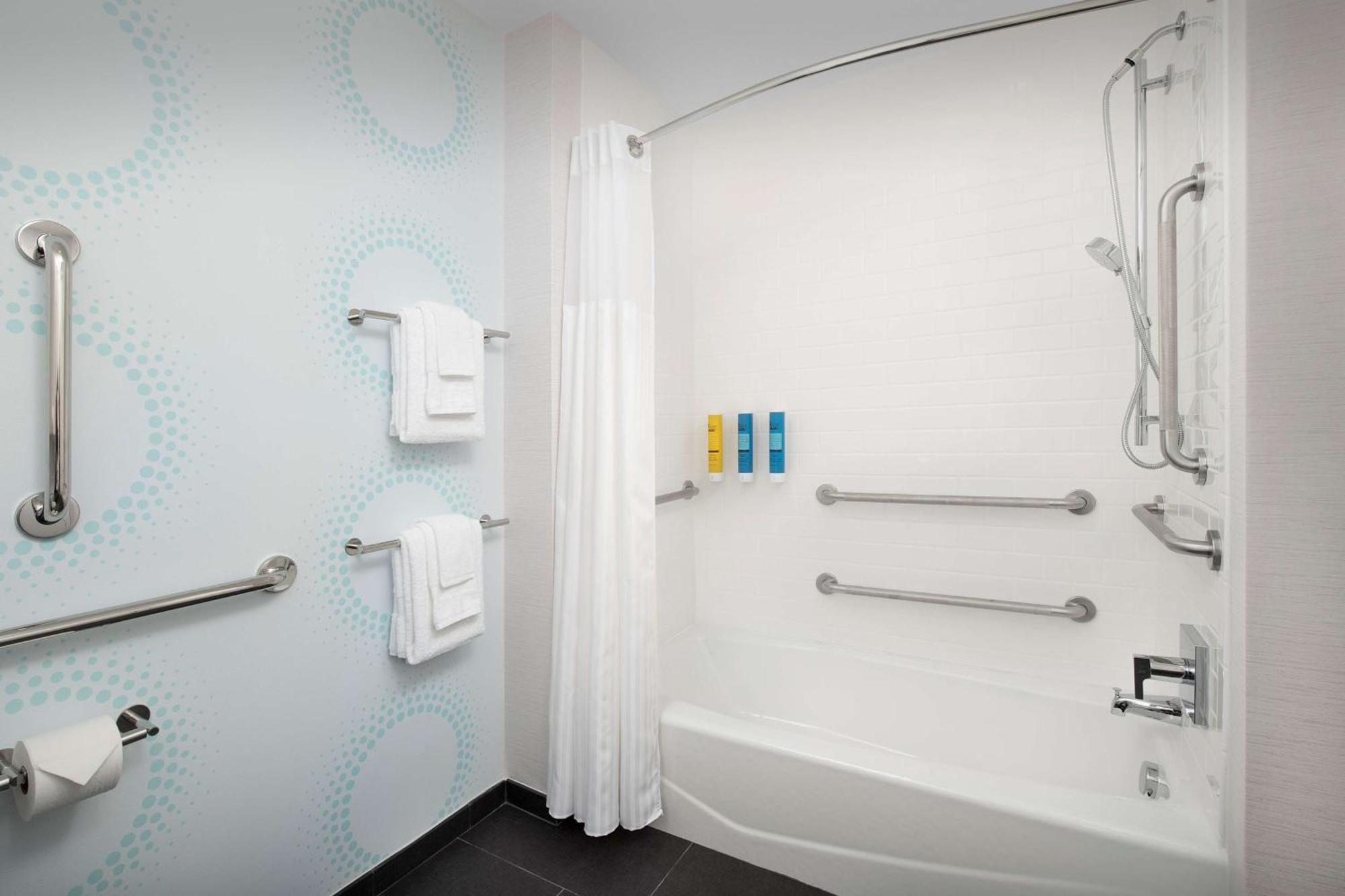 Tru By Hilton Charlotte Airport Lake Pointe Exterior photo